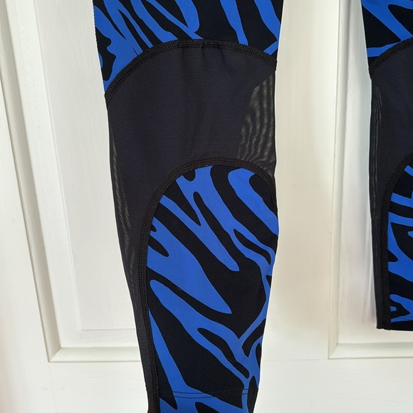 Nike Dri-Fit Running Capri / Cropped Leggings Graphic Black & Blue w/ Mesh Legs - Picture 6 of 14